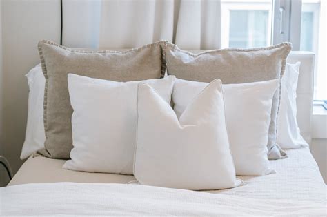 Housses de coussin pour le lit tendance 